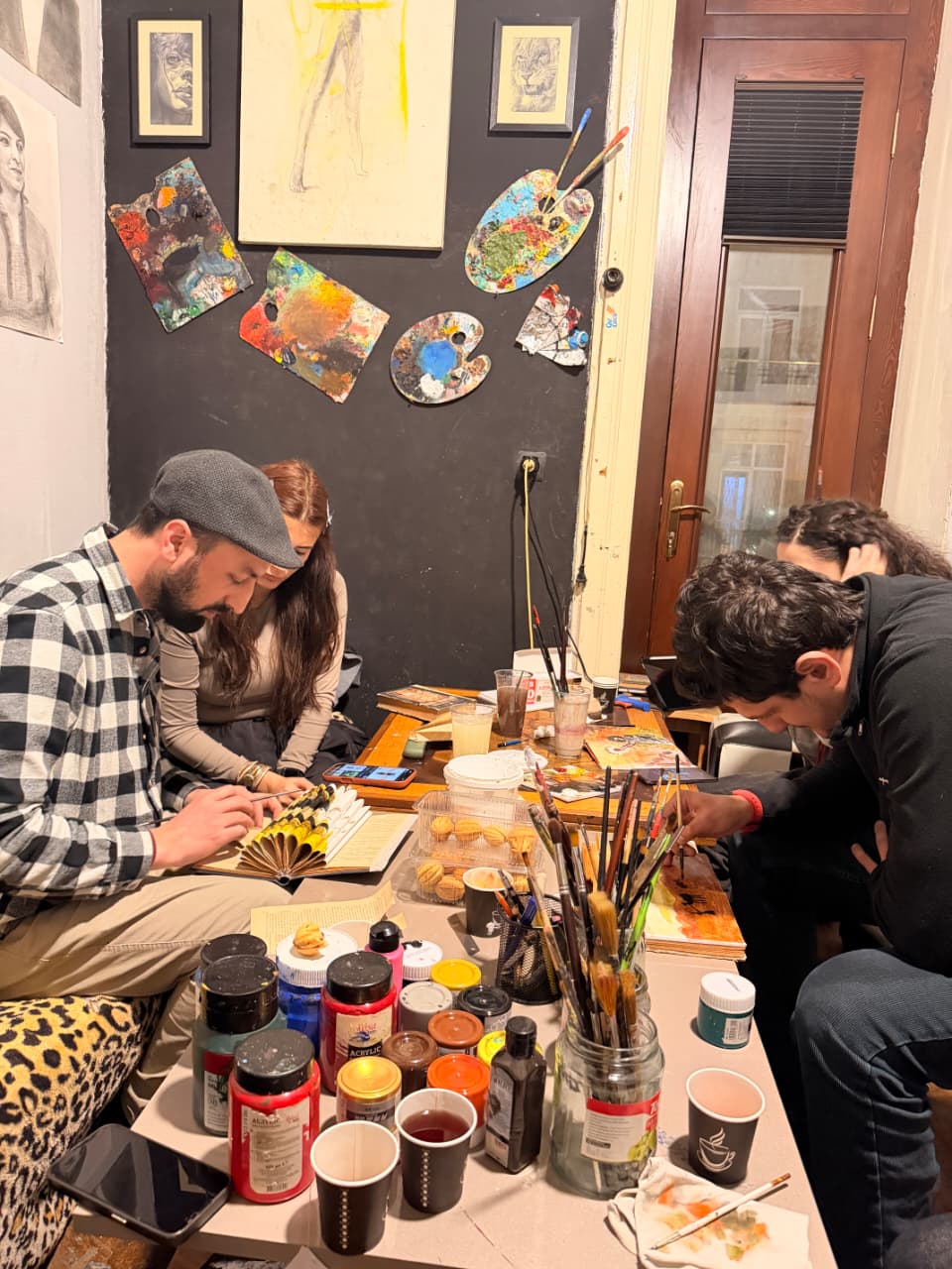 Yaradıcı gəncləri birləşdirən “EmalArtxana” – Yaxud köhnə binada yeniliklərə imza atan komanda (FOTO)